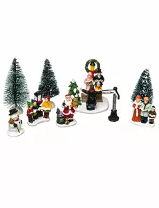 Julby med julkrubbefigurer och jultomtekör
