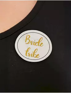Set med 5 vita och guldfärgade märken för möhippa
