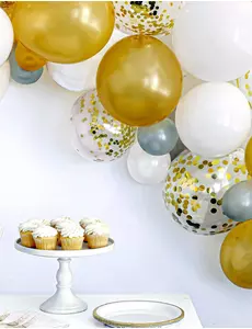 Bågekit med 40 vita och guldfärgade ballonger med konfetti
