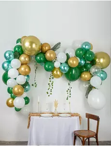 Ballongbågekit med tropiska motiv och 86 murgröna-, palm- och monstera-blad