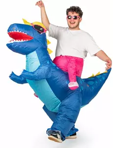 Uppblåsbar maskeraddräkt ridande på dinosaurie vuxen