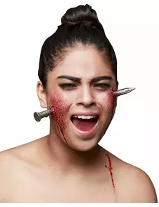 Falskt sår med jättestor spik vuxen Halloween