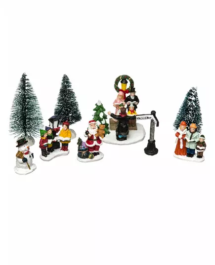 Julby med julkrubbefigurer och jultomtekör